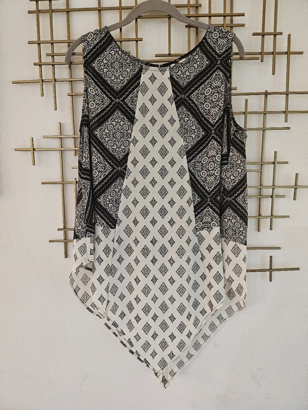 L- Sleeveless Black & White Patterned Handkerchief Hem Top